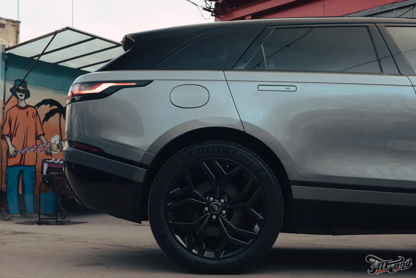 Окрас дисков, суппортов и насадок выхлопа на Range Rover Velar
